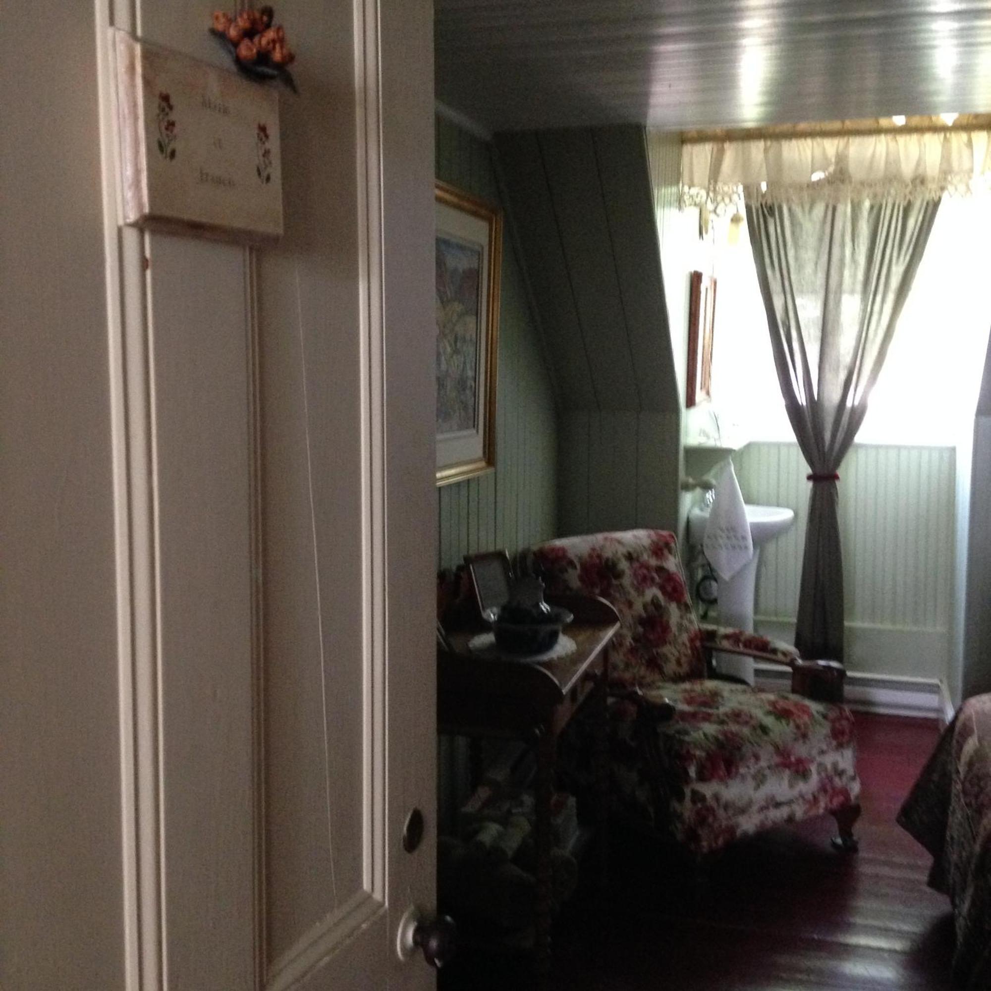 Auberge Les Blancs Moutons Saint-Laurent-de-l'ile d'Orleans ภายนอก รูปภาพ